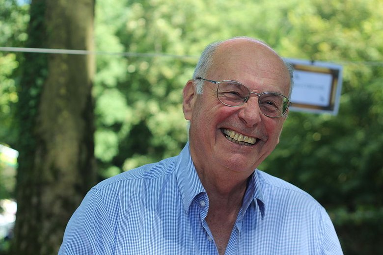 Photo de Boris Cyrulnik qui sourit, portant une chemise