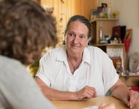 [Bitte in "Französich" uebersetzen:] zwei Frauen im Gespräch