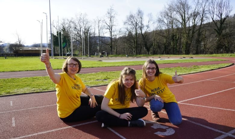 L'organisatrice et participante Magali sur le terrain d'athlétisme