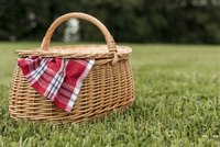 Un panier de piqu-nique dans l'herbe