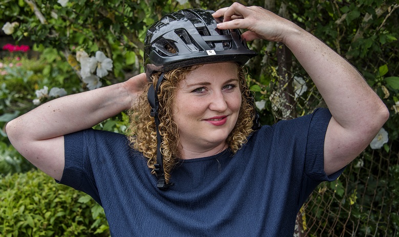 Stefanie F. portant un casque de vélo