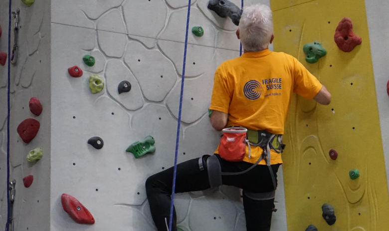 Ein Mann beim Klettern an der Kletterwand