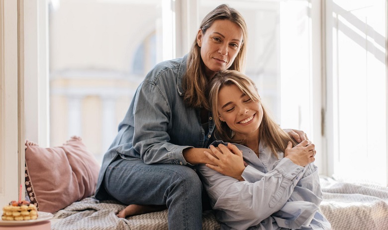 Une mère serre sa fille dans ses bras