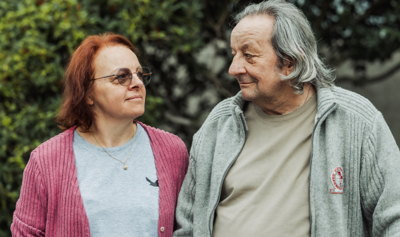 Pascal et Lydia se regardent en souriant